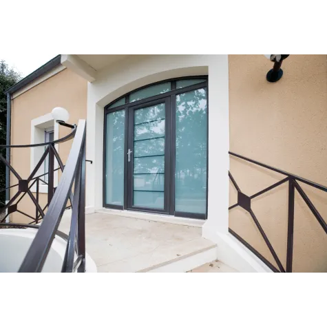 Porte moderne grand vitrage