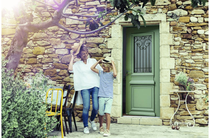 Porte bois alu traditionnelle vitrée et grille intégrée