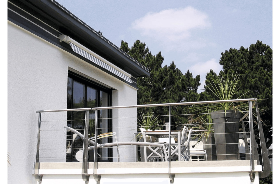 Store banne motorisé faible encombrement