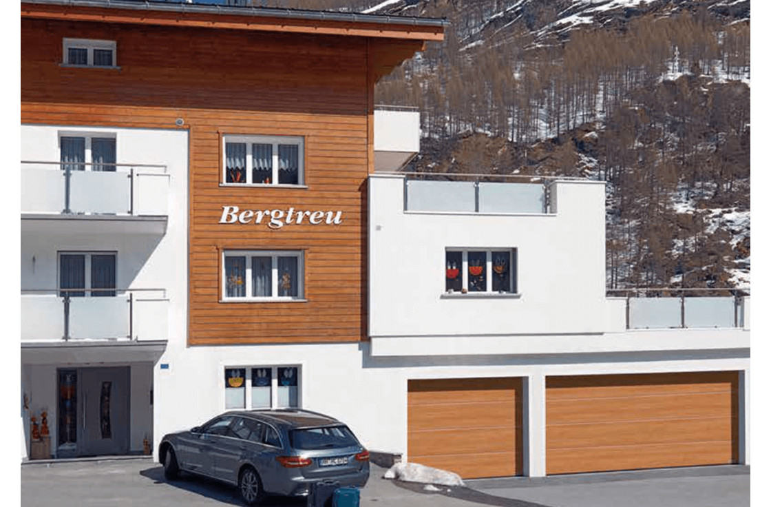 Porte de garage sectionnelle finition ton bois