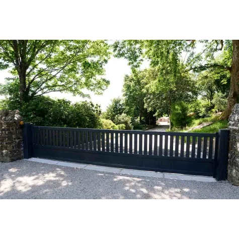 Portail alu coulissant droit semi ajourage vertical
