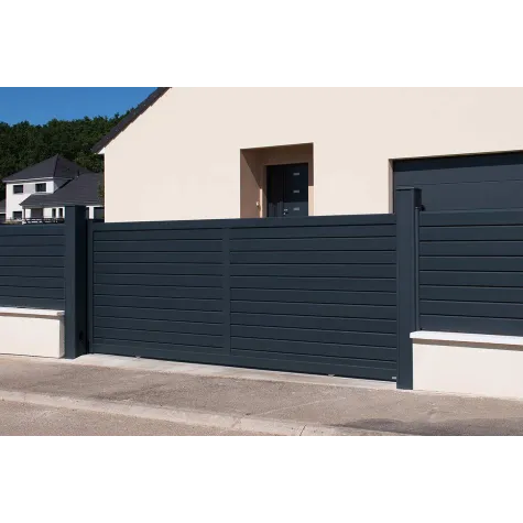 Portail alu coulissant lames persiennées