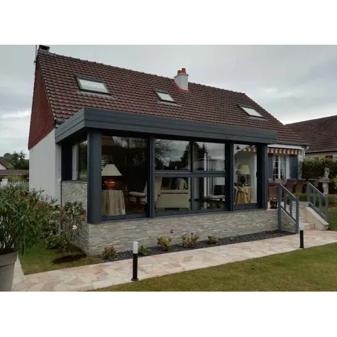 Extension moderne à toiture plate