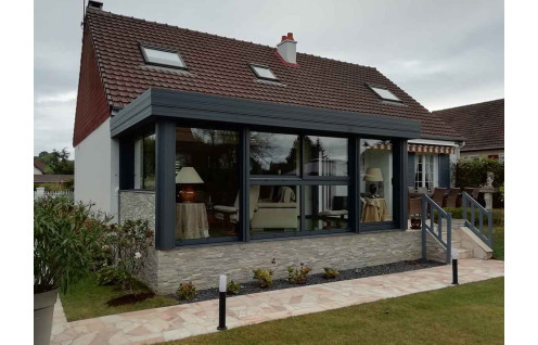 Extension moderne à toiture plate