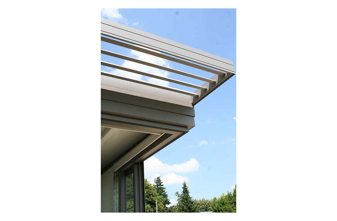 Véranda toiture plate isolée avec brise-soleil