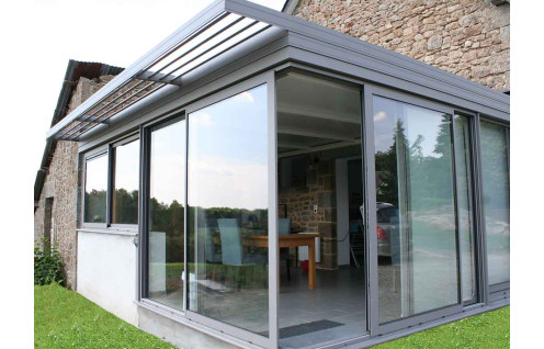 Véranda toiture plate isolée avec brise-soleil