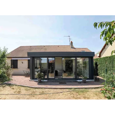 Véranda moderne et maison traditionnelle