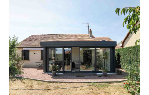 Véranda moderne et maison traditionnelle