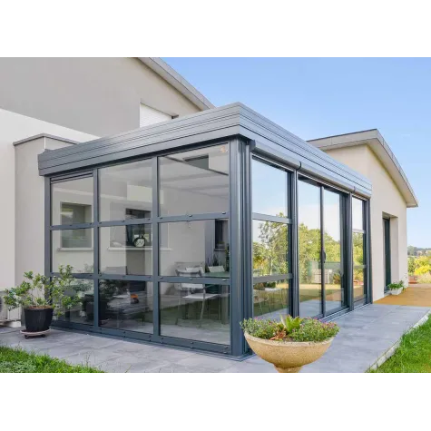 Véranda contemporaine en appui d'angle