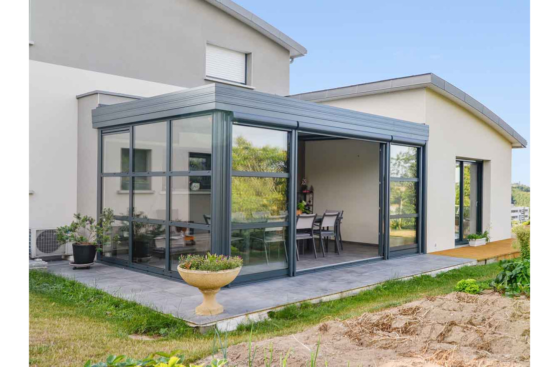 Véranda contemporaine en appui d'angle