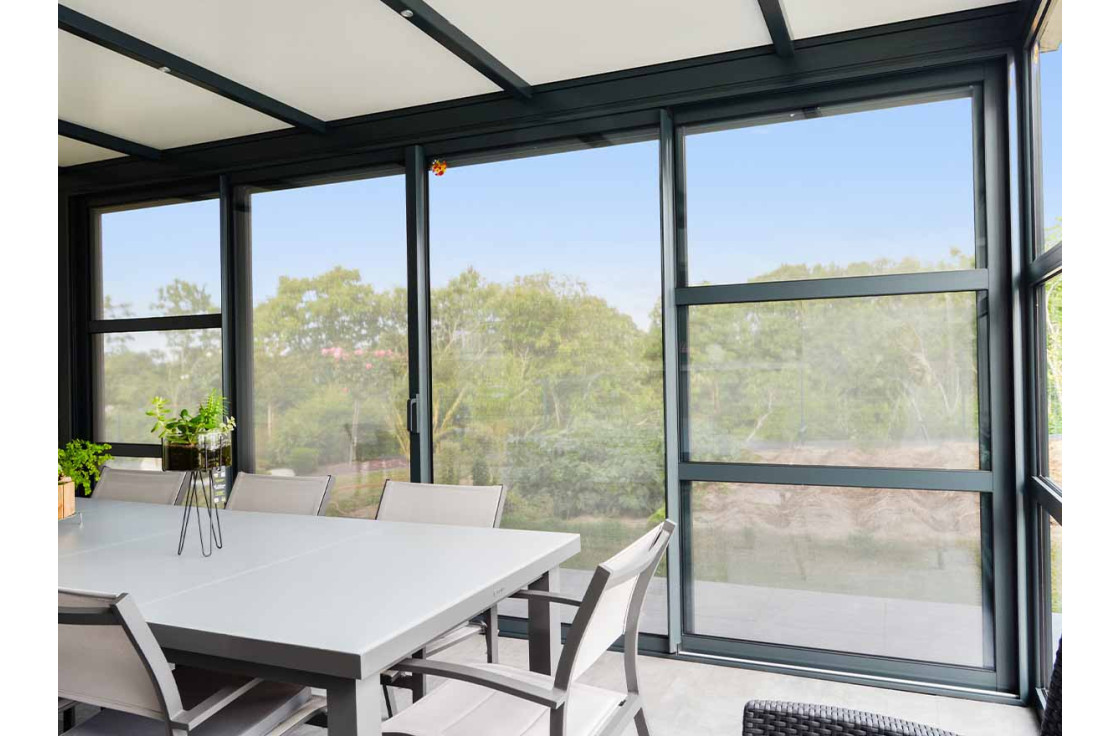 Véranda contemporaine en appui d'angle