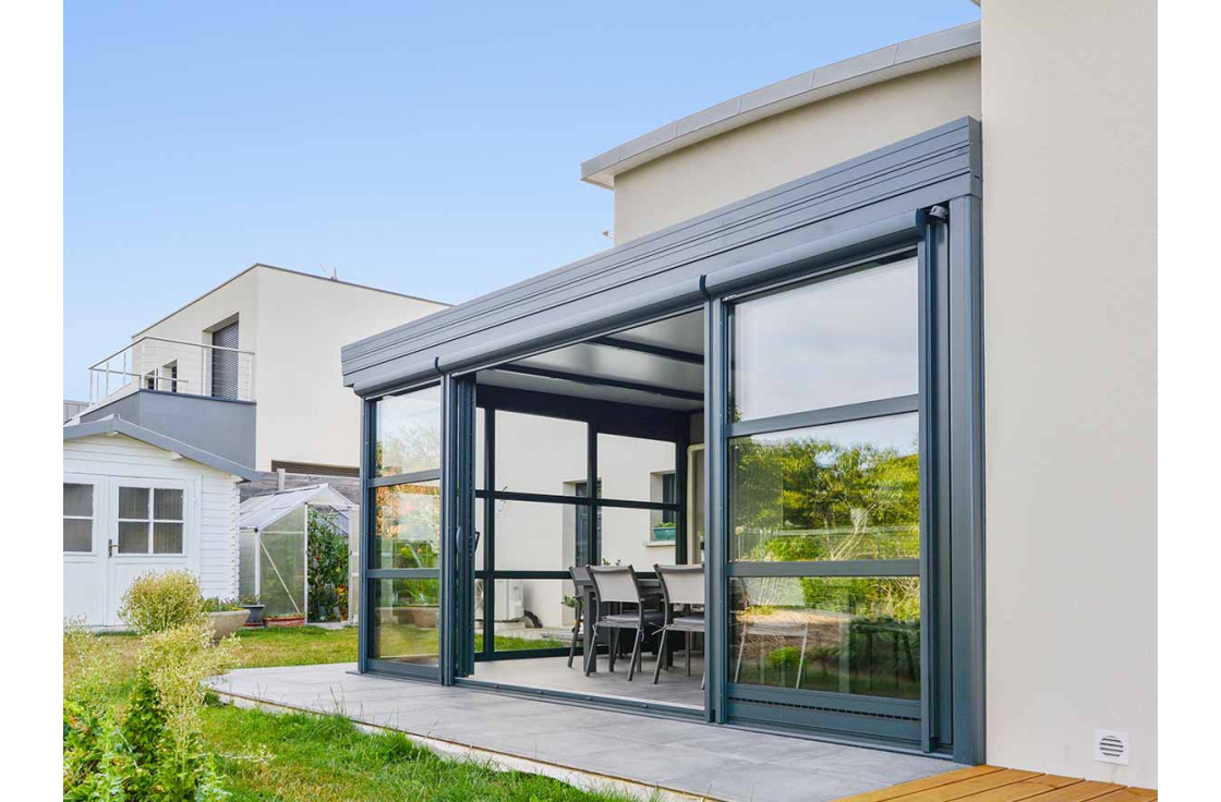 Véranda contemporaine en appui d'angle