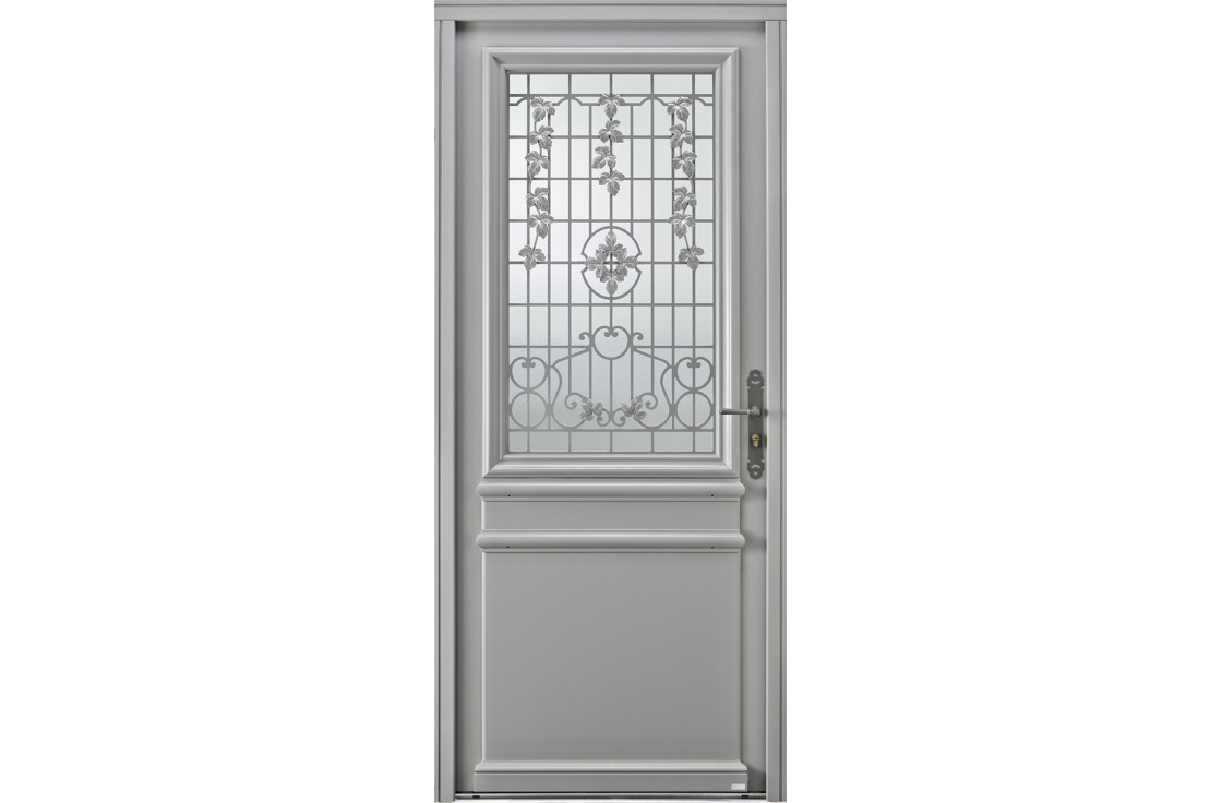 Porte d'entrée bois avec grille décorative à motifs