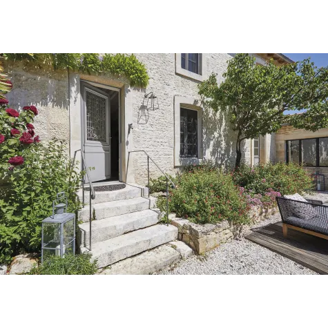 Porte avec grille décorative à motifs