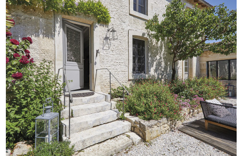 Porte d'entrée bois avec grille décorative à motifs
