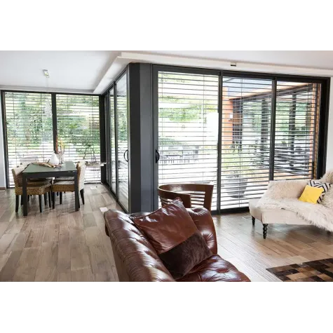 Baie vitrée aluminium avec brise-soleil