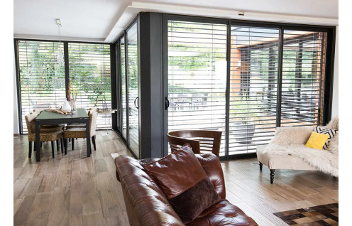 Baie vitrée coulissante aluminium avec brise-soleil orientable