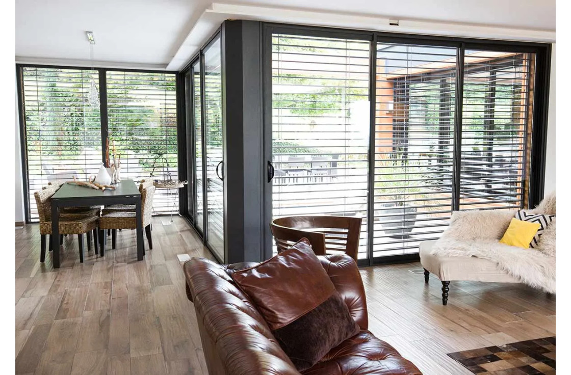 Baie vitrée coulissante aluminium avec brise-soleil orientable