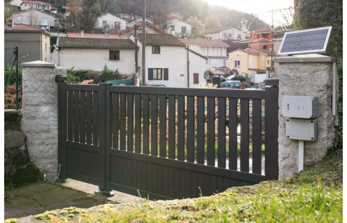 Portail battant avec kit de motorisation solaire