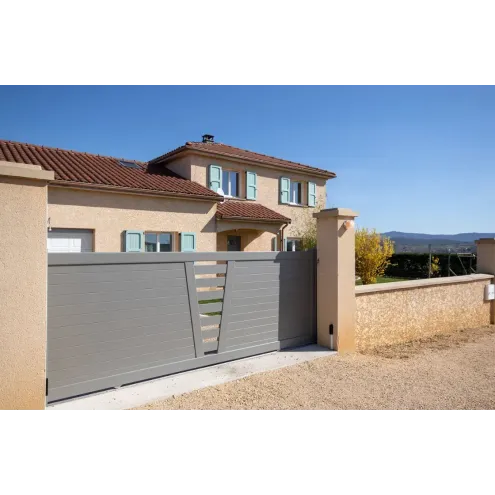 Portail coulissant avec kit de motorisation solaire