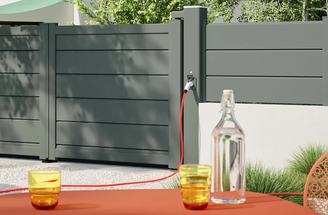 Portail alu avec borne de recharge électrique