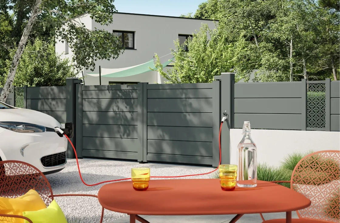 Portail alu avec borne de recharge électrique