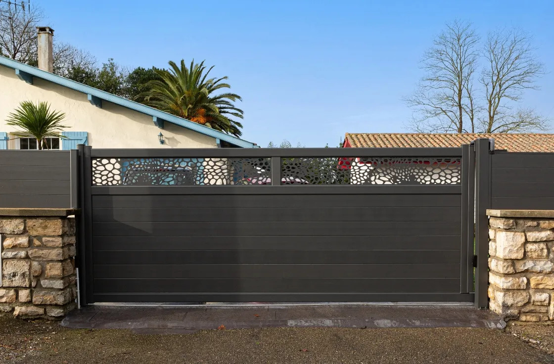 Portail coulissant avec décor découpe laser