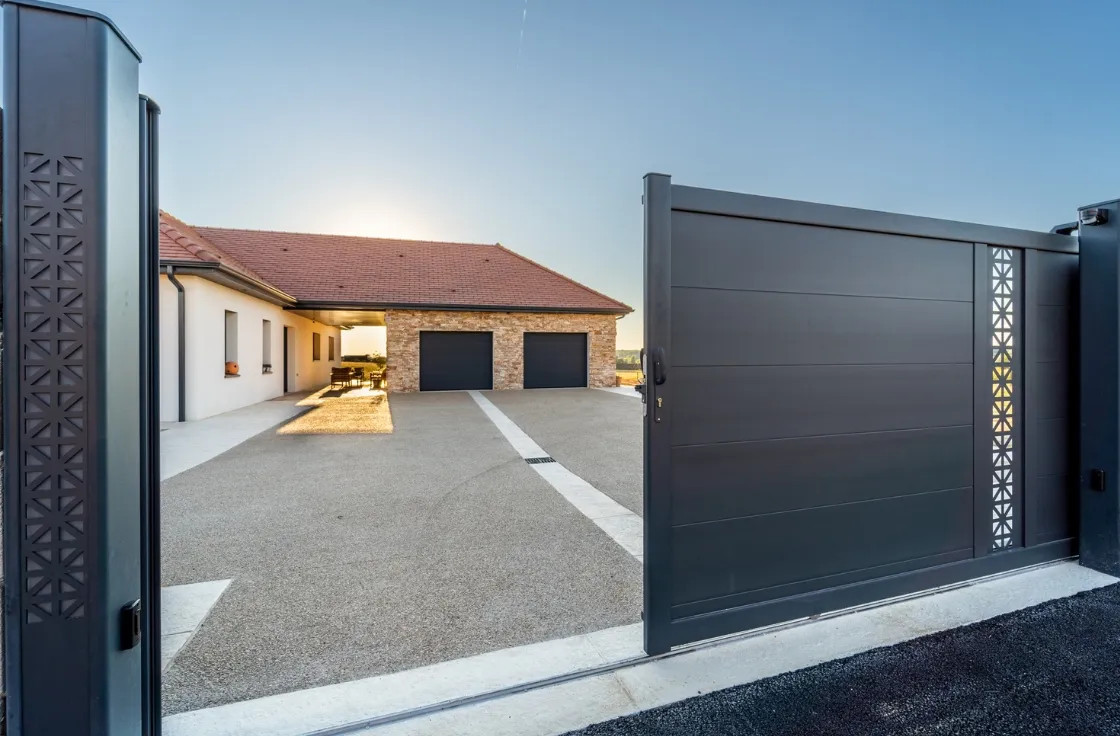 Portail coulissant avec décor découpe laser
