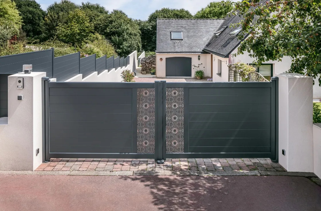 Portail battant avec décor découpe laser