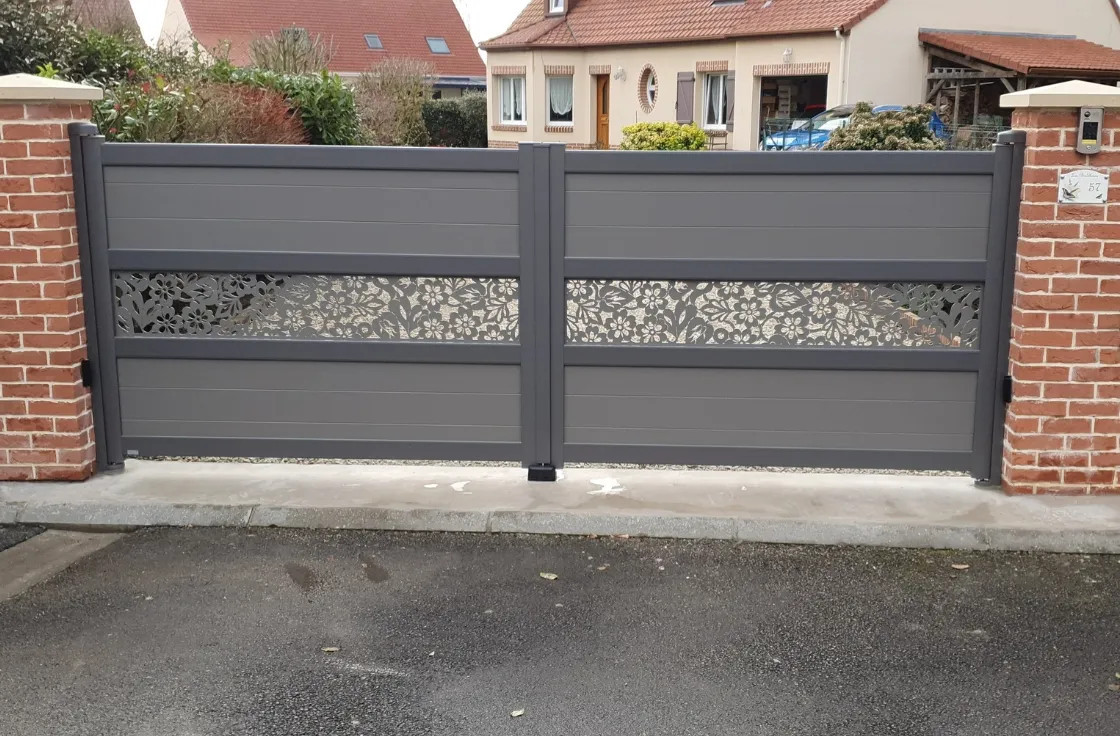 Portail battant avec décor découpe laser