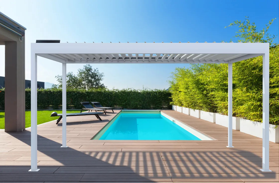 Pergola bioclimatique à motorisation solaire