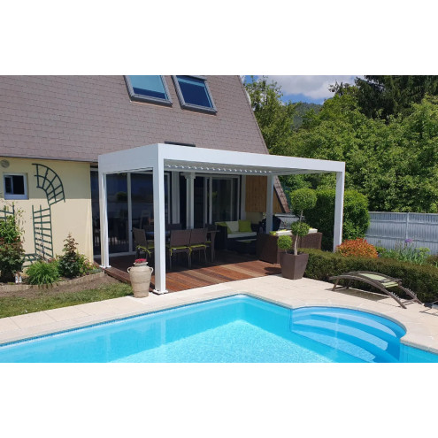 Pergola bioclimatique à motorisation solaire