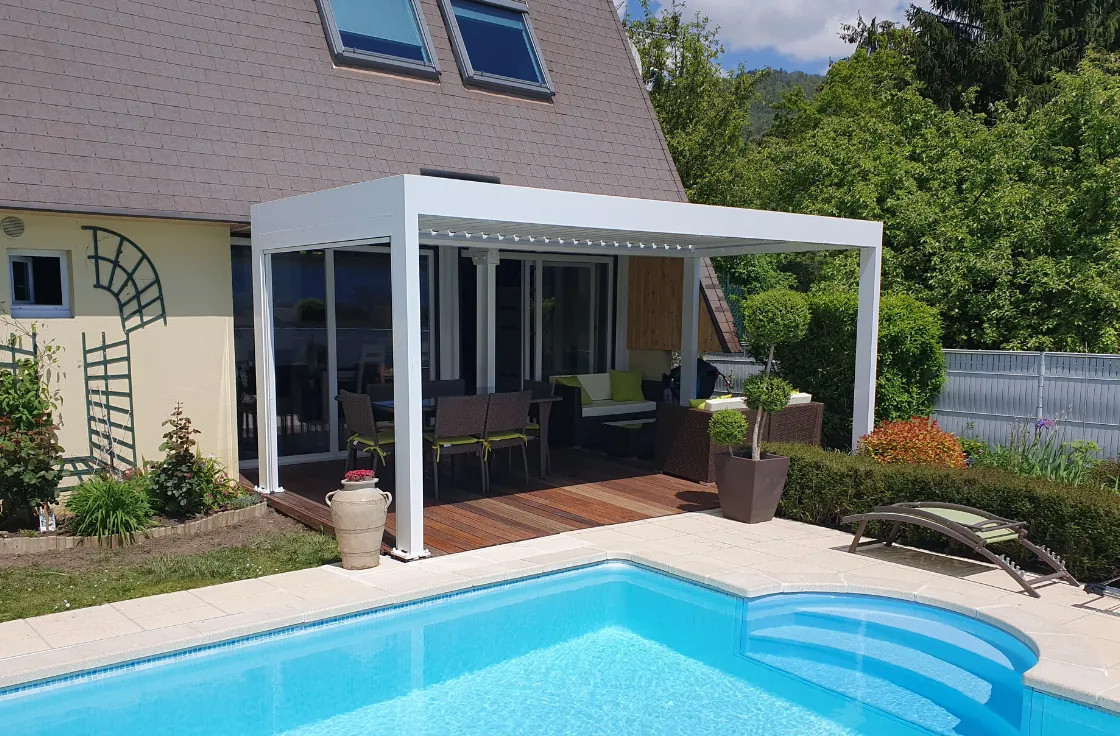 Pergola bioclimatique à motorisation solaire