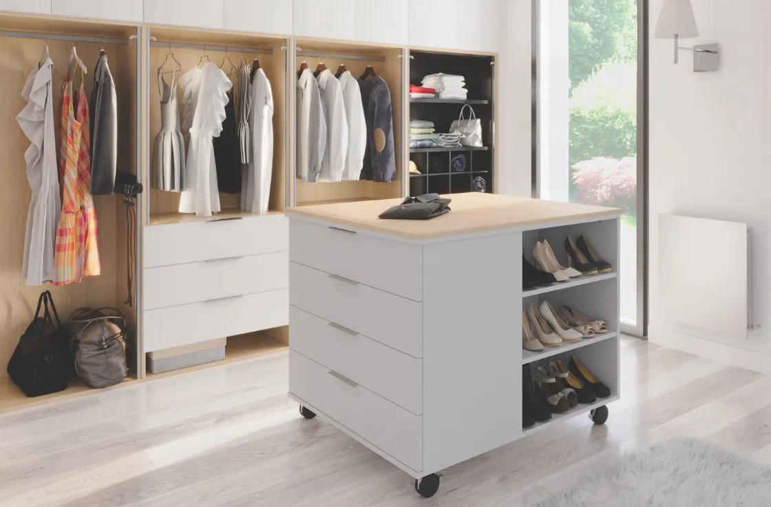 Dressing avec îlot sur mesure – Design & organisation | Caséo