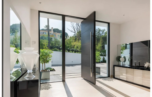 Porte d’entrée aluminium pivotante