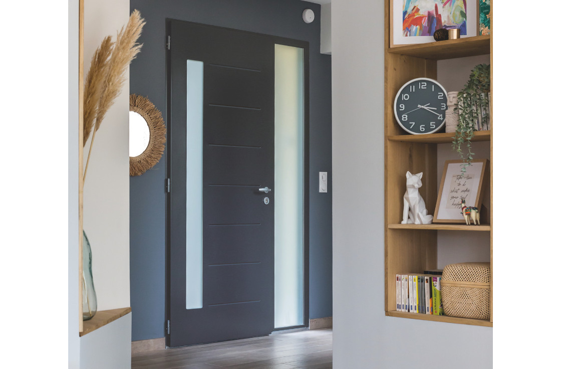 Porte d'entrée acier contemporaine avec vitrage vertical