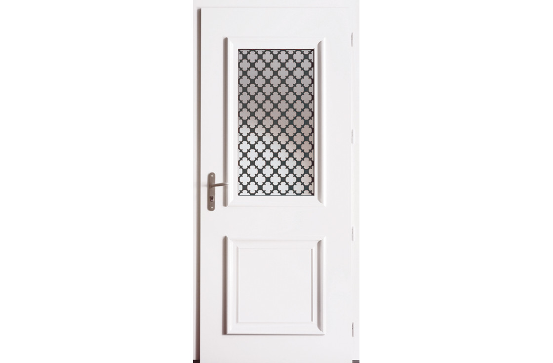 Porte d’entrée aluminium vitrée avec grille et moulures