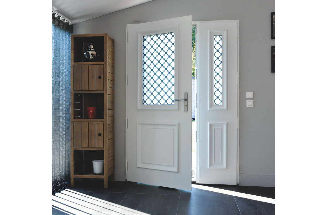 Porte d’entrée aluminium vitrée avec grille et moulures