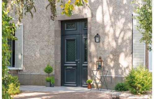 Porte d'entrée aluminium vitrée avec grille décorative