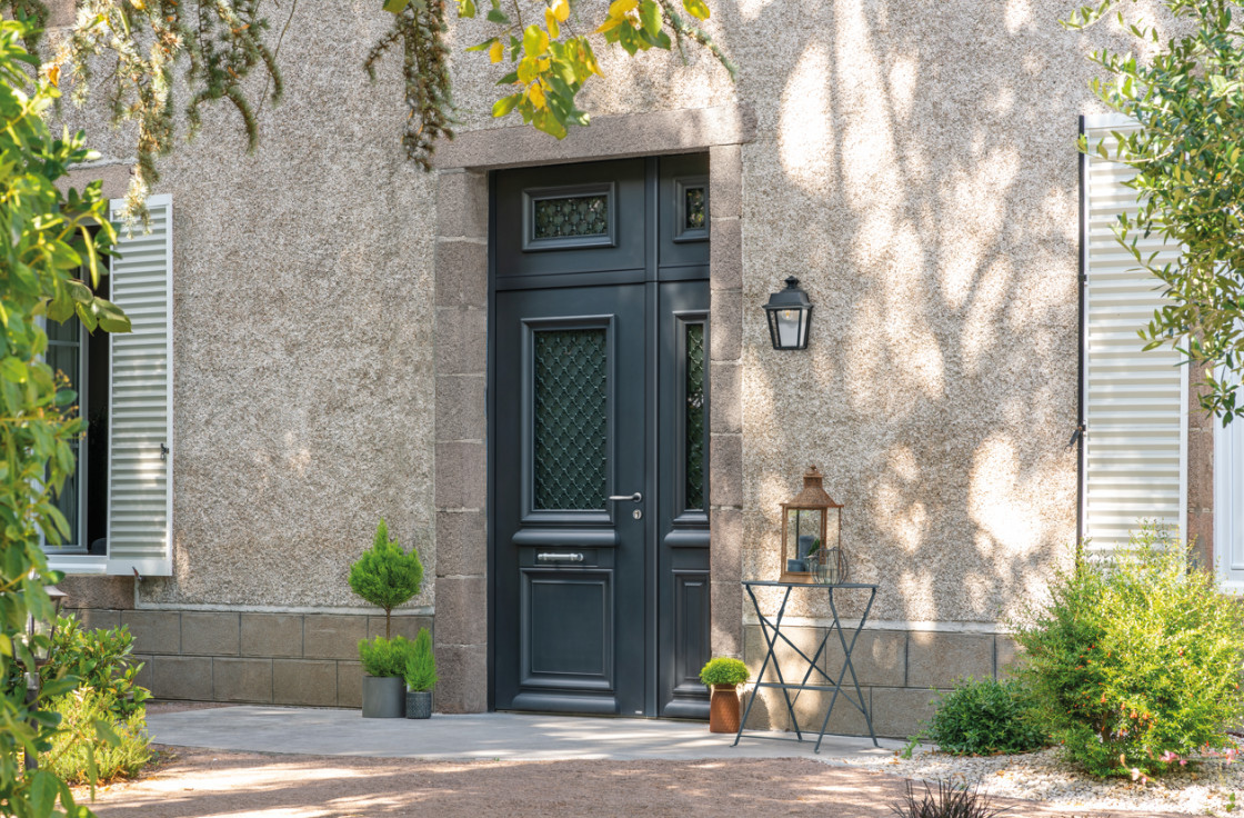 Porte d’entrée aluminium vitrée avec grille et moulures