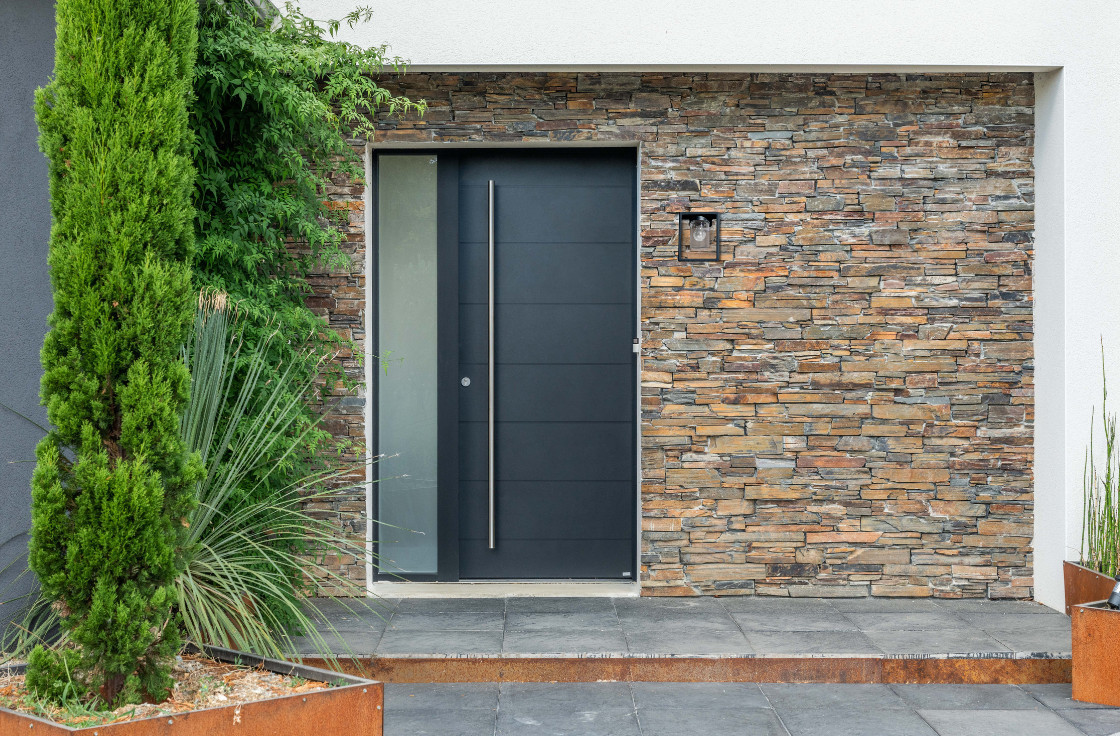 Porte d'entrée contemporaine en aluminium rainurée