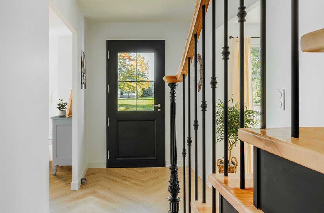 Porte d'entrée aluminium mi-vitrée classique à carreaux
