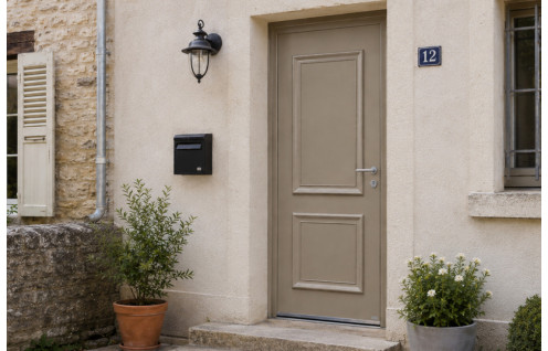 Porte d'entrée aluminium pleine avec moulures