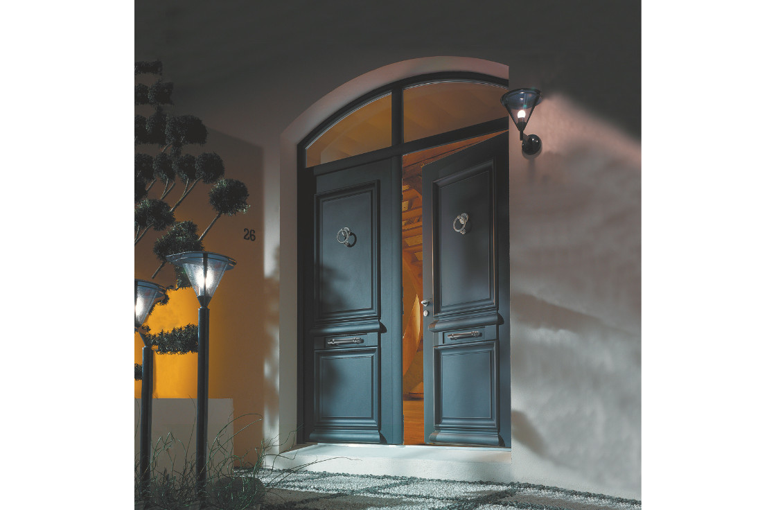 Porte d'entrée aluminium traditionnelle pleine avec moulures nobles