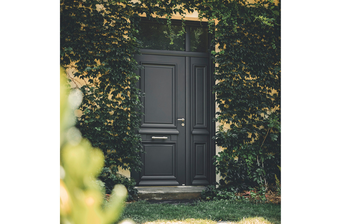 Porte d'entrée aluminium traditionnelle pleine avec moulures nobles