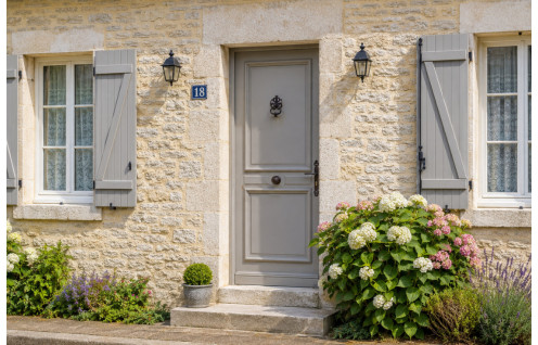 Porte d'entrée bois traditionnelle avec moulures