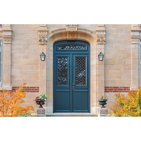 Porte d’entrée bois vitrée avec grille traditionnelle