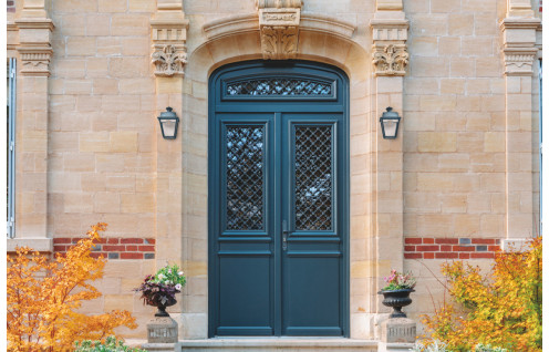 Porte d’entrée bois vitrée avec grille traditionnelle