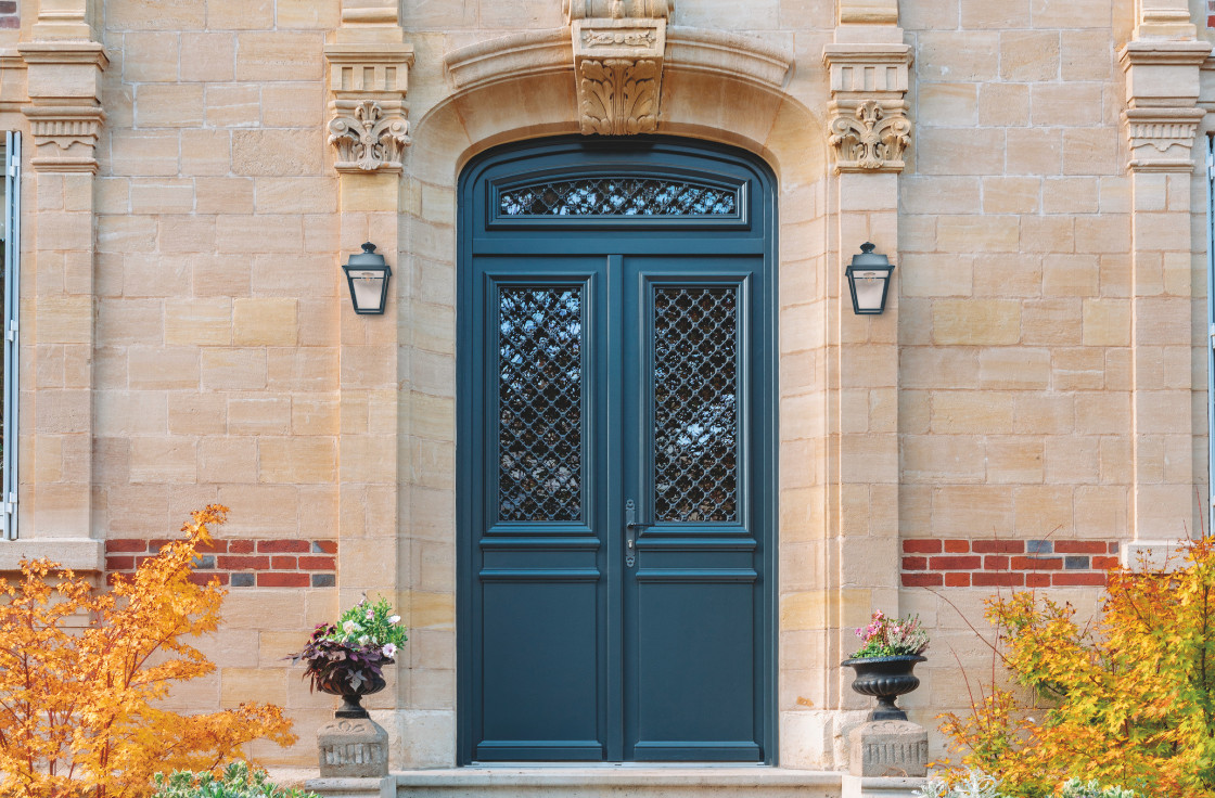 Porte d'entrée bois vitrée avec grille décorative