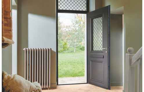 Porte d'entrée acier traditionnelle vitrée avec grille